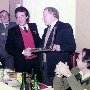 1985 Bareggio (MI), Clay Regazzoni seduto a Dx<br>Premiazione di Gerry Bruno Presidente Onorario Ferrari Club