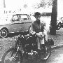 Torino 1955 - Gerry e MotoBeta 125 in c.so Racconigi 60